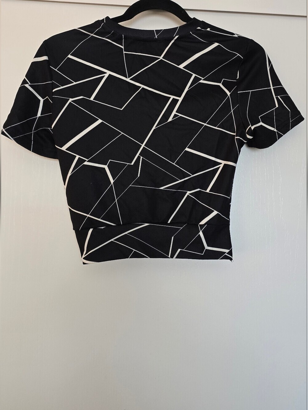 SHEIN - Black & White Geometric Print Short-Sleeve Crop Top Faux-Knot Detail